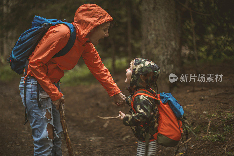 母子在森林里徒步旅行