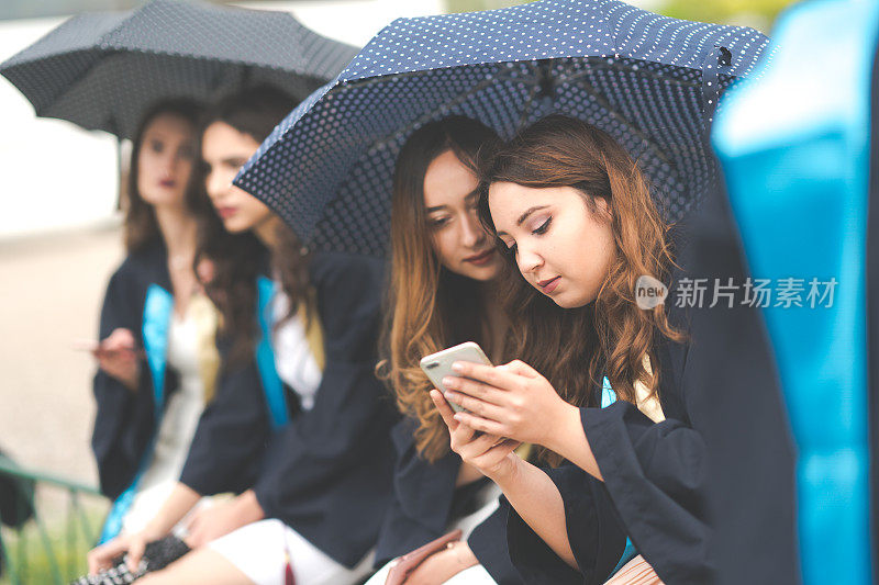 在雨中打着伞发短信