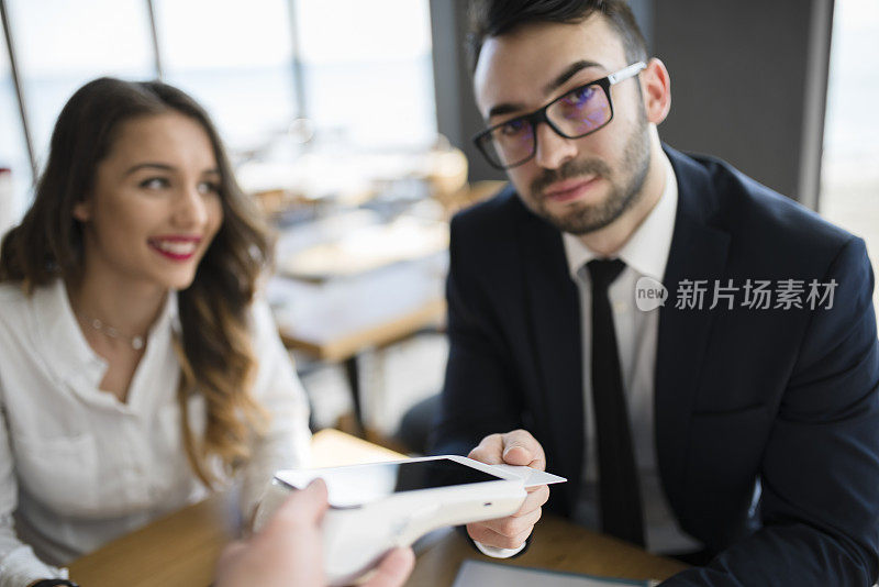 生意人在餐厅用信用卡付账