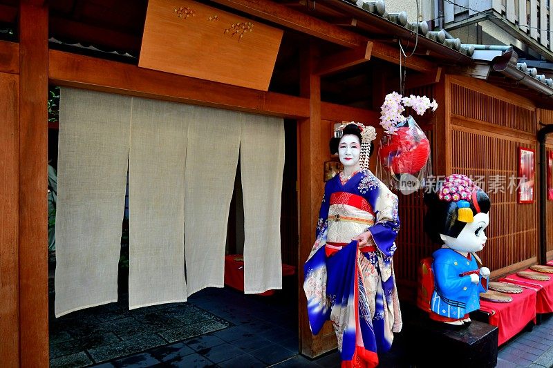 日本女人穿着舞子服装站在京都祗园街