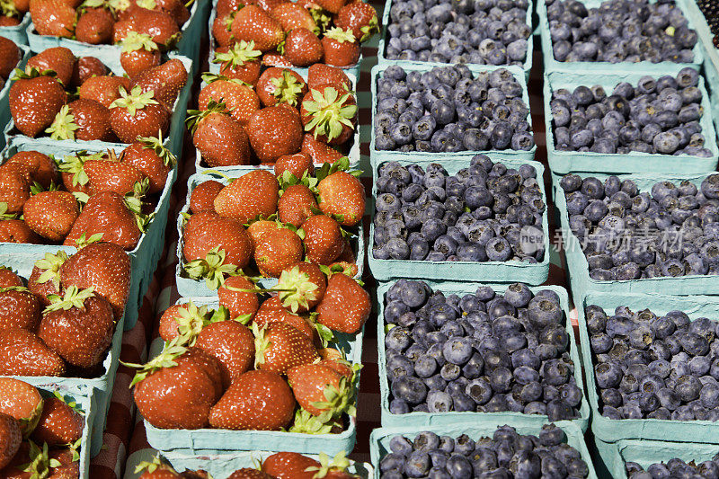 桶装农贸市场的草莓和蓝莓