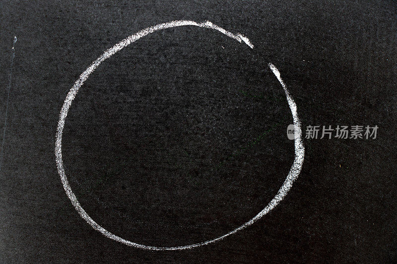 白色粉笔手画圆圈形状的黑板背景