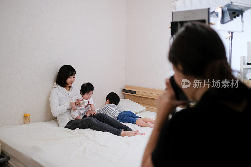 摄影师在拍一个家庭的照片