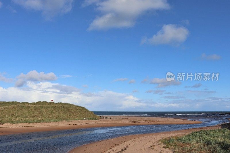 海和河上的云朵和海鸥