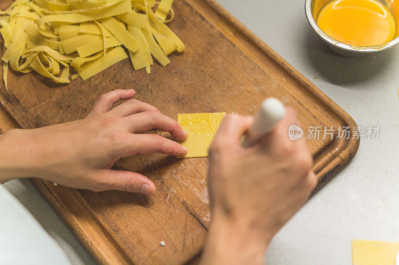 厨师准备自制馅意大利饺子