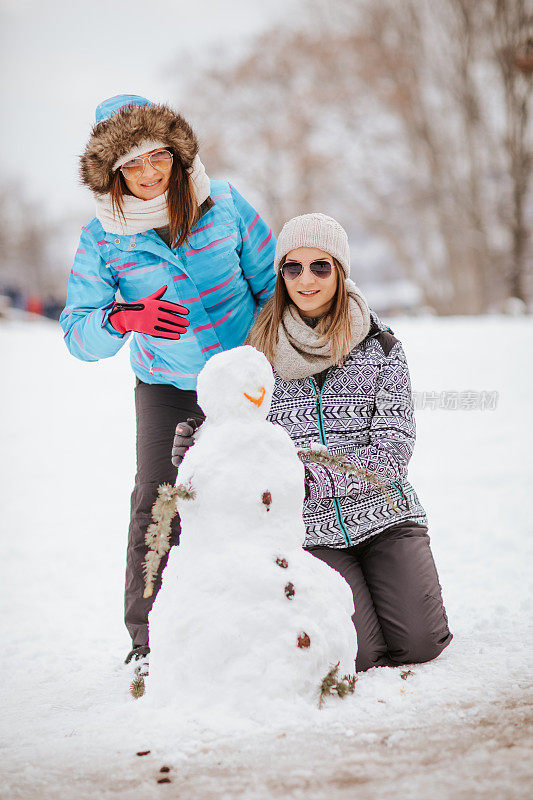 两个朋友堆雪人