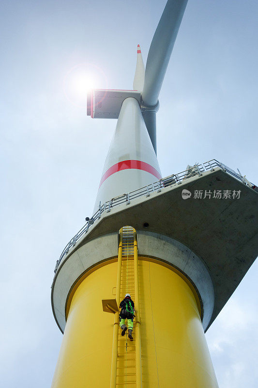 手动高空作业人员在博库姆附近最大的风力涡轮机上攀登