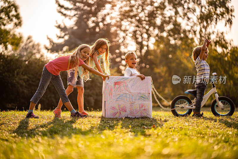 孩子们把纸箱装饰得像火车一样