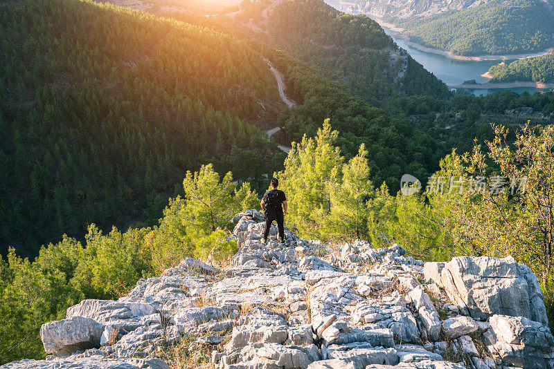 男人旅行者登山旅行生活概念