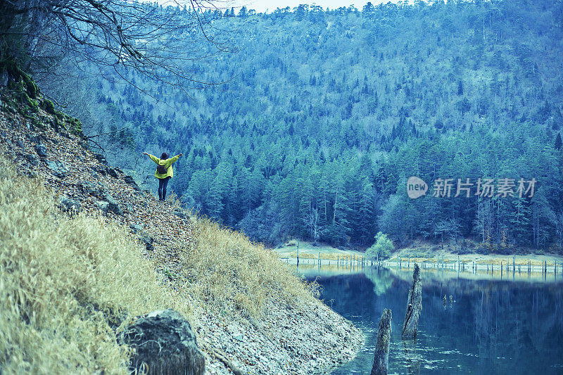 旅行者欣赏风景