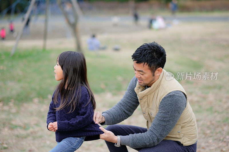 父亲在公园照顾女儿