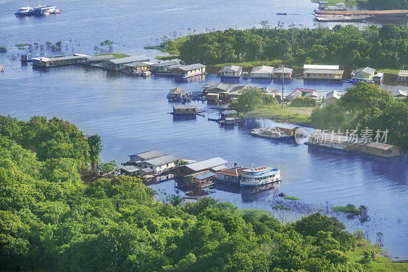 亚马逊河上漂浮的房屋