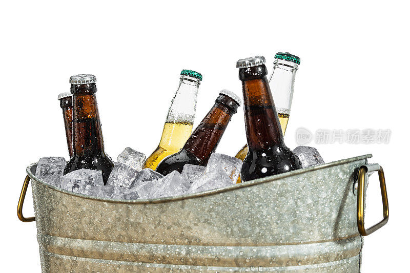 各式各样的冰啤酒放在一个镀锌的桶里，背景是白色的