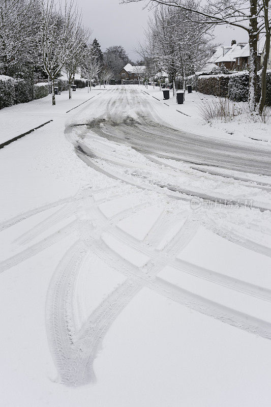 英国白金汉郡比肯斯菲尔德被雪覆盖的道路