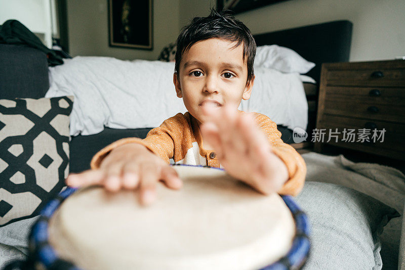 父母和幼童:在家里教和学