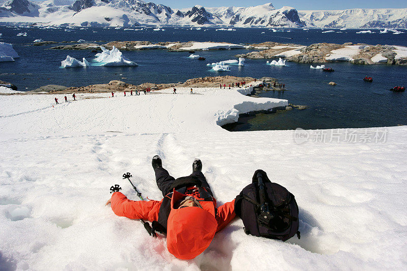 妇女徒步拍摄的照片南极半岛山奥纳港杰拉契海峡南极洲