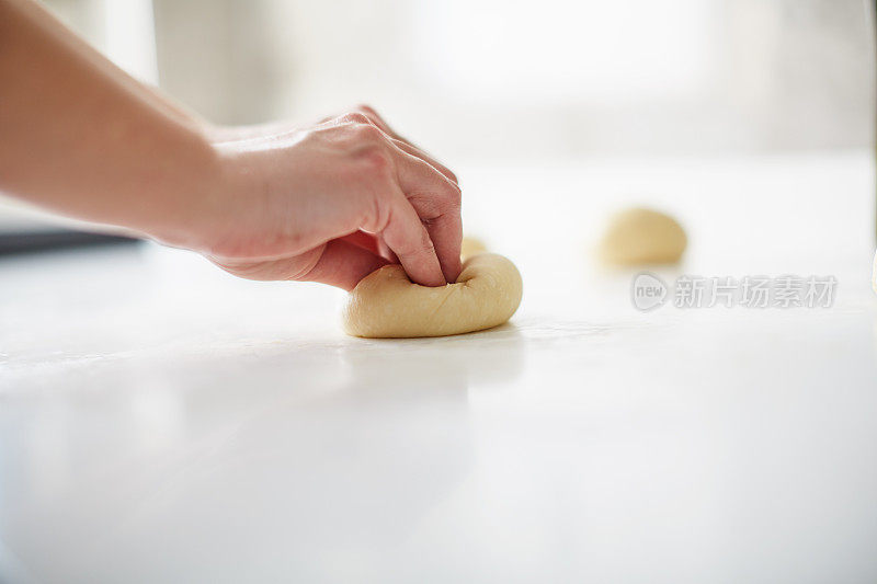 一个女人的手正在准备面团做自制糕点