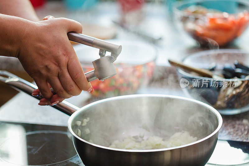 年轻女子准备海鲜饭