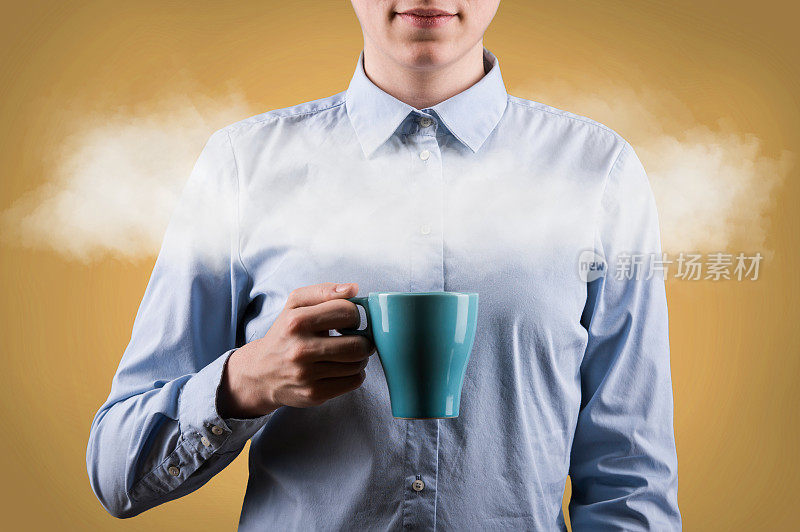 女商人拿着茶或咖啡杯，上面有空白的空间来显示吸烟信息(点击查看更多)