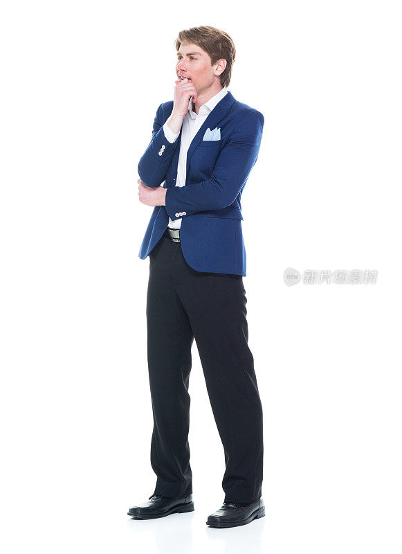 一个穿着蓝色夹克，举着一个问号的帅气男人