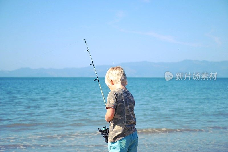 孩子在夏天冲浪钓鱼之旅