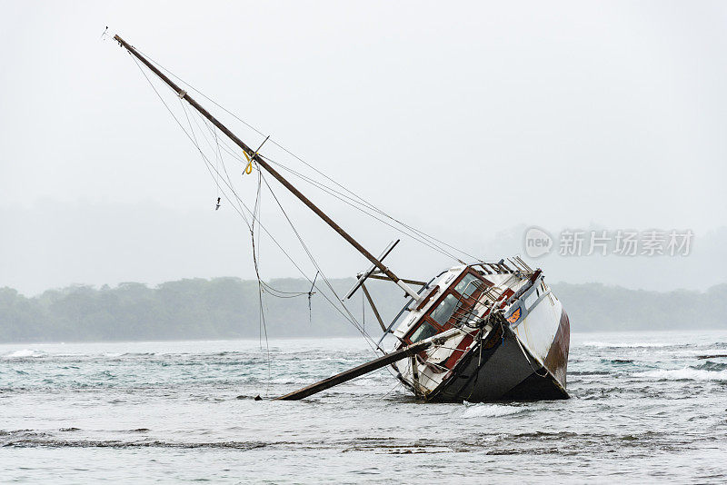 一场暴风雨过后，船搁浅在海滩上