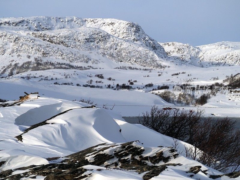 冬天多雪的峡湾