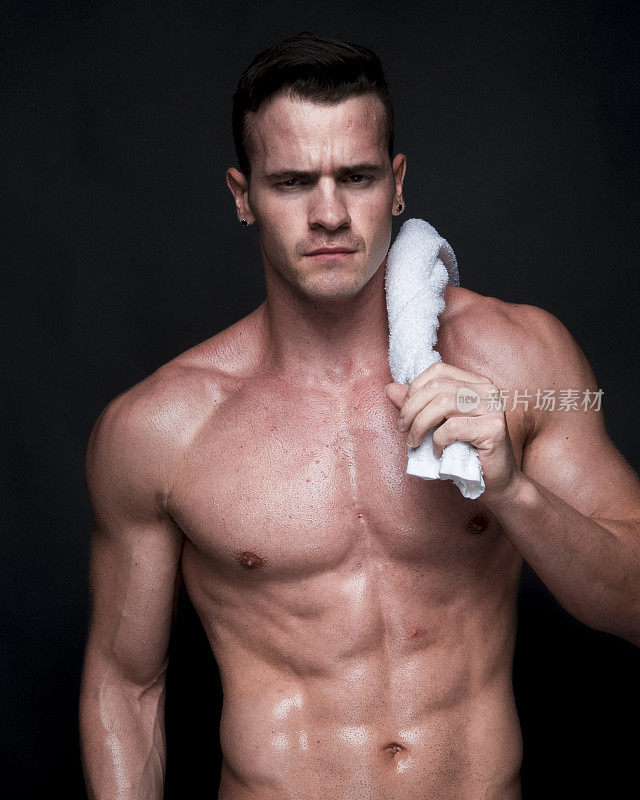 性感肌肉男人拿着白毛巾，感觉性感