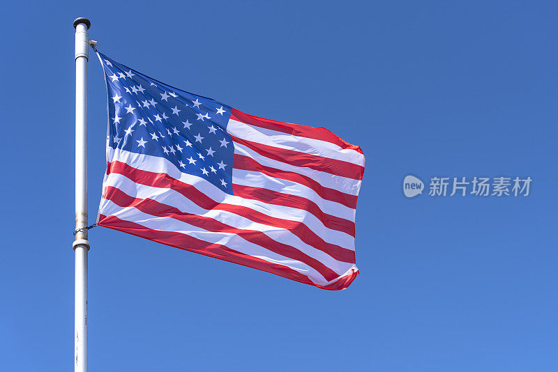 美国国旗飘扬在蓝天下，美国国旗飘扬作为背景