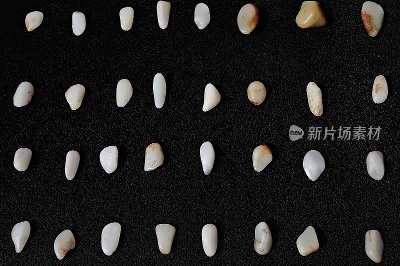 中国新疆和田玉石市场(0147)的翡翠卵石或自辽露天摊位
