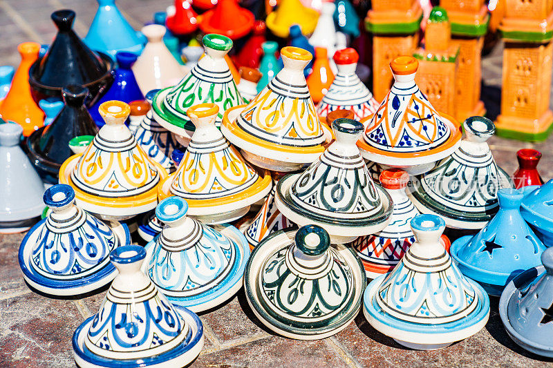纪念塔津，装饰以传统摩洛哥图案。