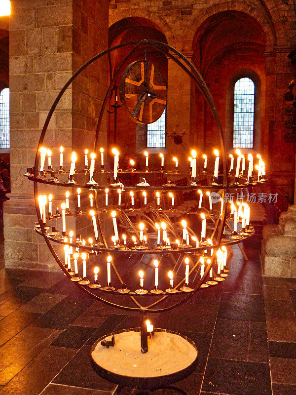 教堂蜡烛放在巨大的圆形烛台上