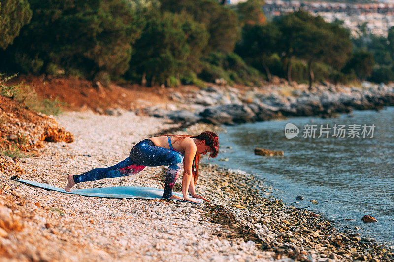 红发女人在海边做瑜伽