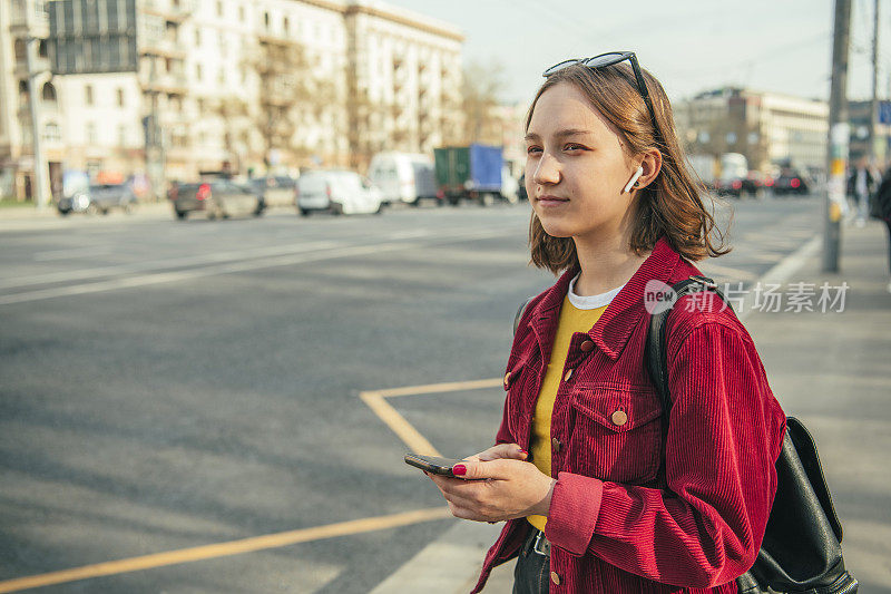 少女在等公共汽车或出租车