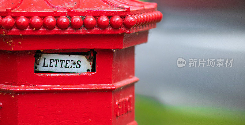 这是一个老式的英国维多利亚式信箱的特写，信封的插槽上有字母“Letters”，位于切尔滕纳姆温泉镇。