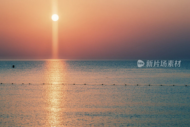 海上日落。和平的景象