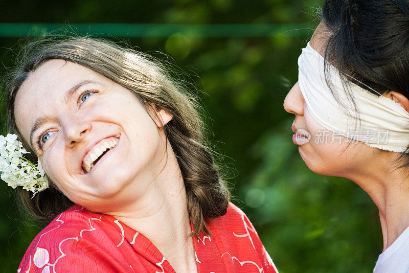 两个多民族的年轻妇女的肖像，一个失去了神色，另一个缠着绷带