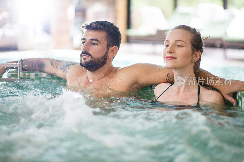 夫妇享受水疗按摩浴