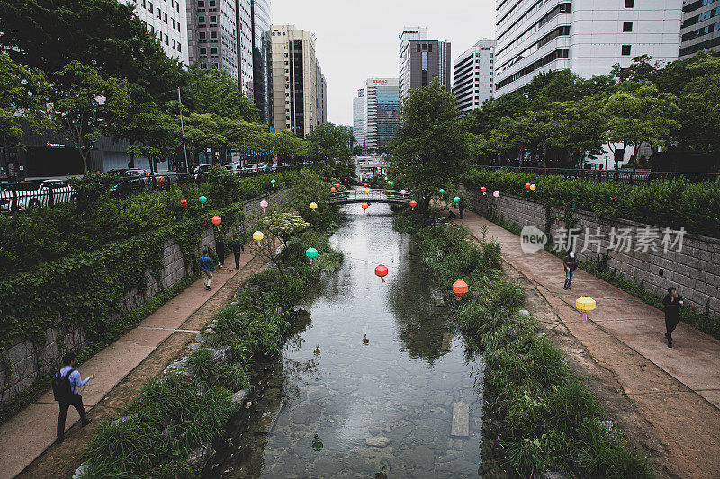 首尔市中心的清溪川溪