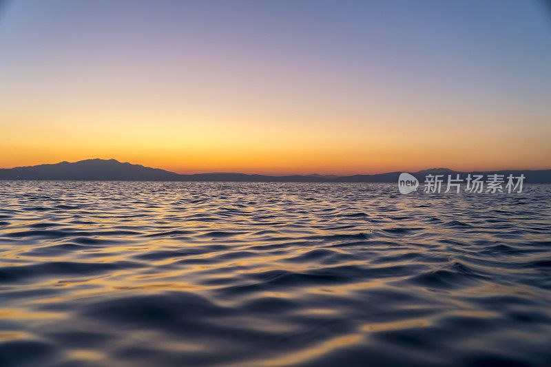 夏季结束的概念。海上神奇的日落。