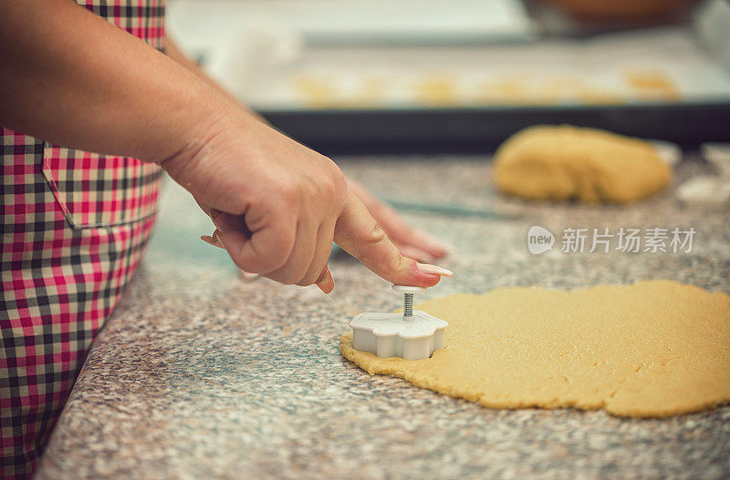 一个年轻女人在做万圣节饼干