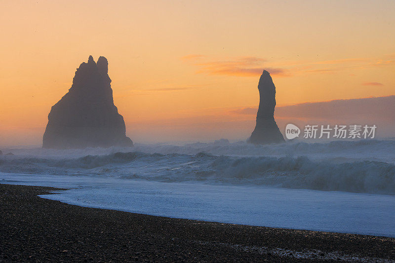 冰岛海滩上的日出