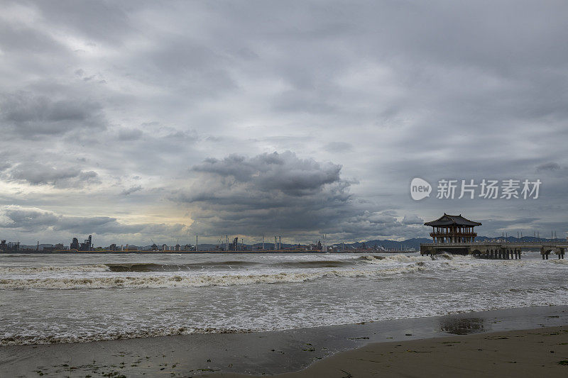 在浦项，暴风雨的天空和大海，韩国