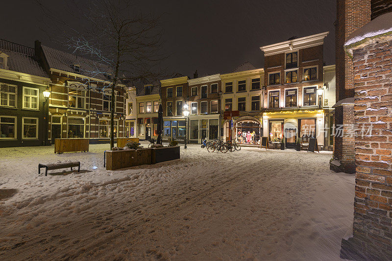 冬季夜晚的街景在汉萨同盟城市坎彭在Overijssel，荷兰