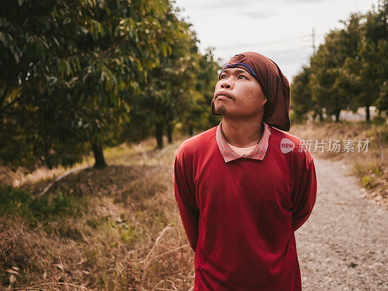 农民看着新鲜的瓜。种植有机水培甜瓜蔬菜的农民。