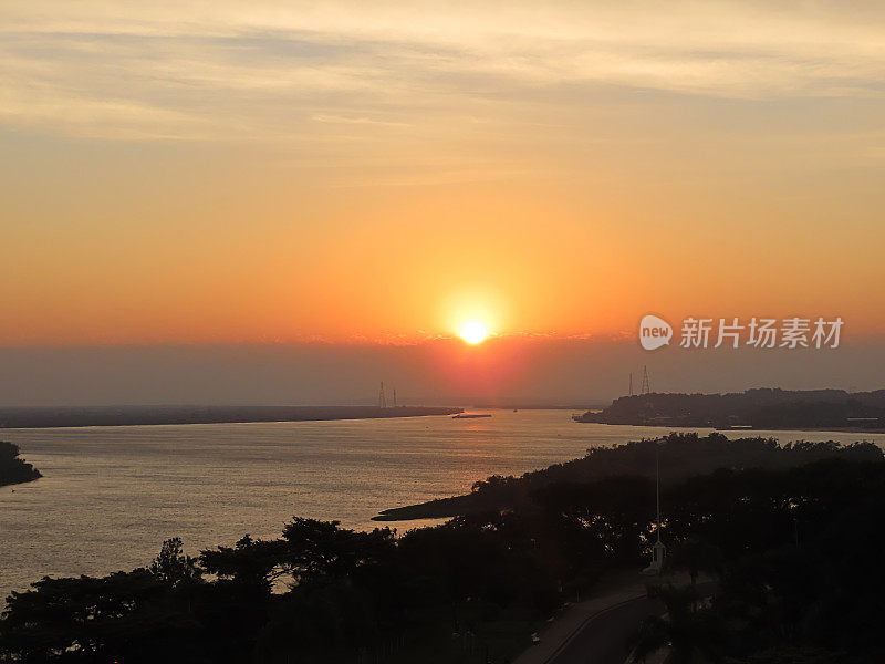 海上地平线上的日落