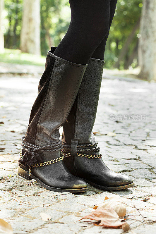 皮靴，女人黑色皮靴，黑色皮靴，漂亮的腿和皮靴，女人冬天的靴子