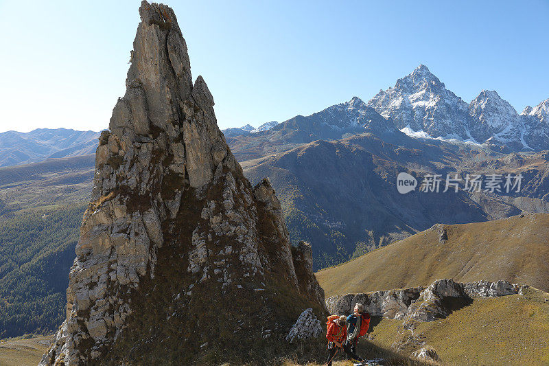 登山运动员仰望山顶