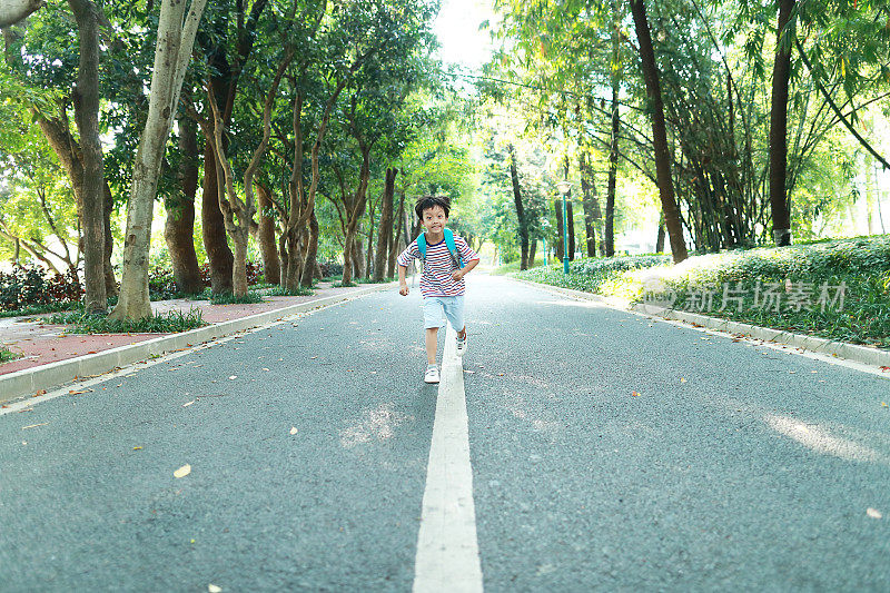 小男孩去上学