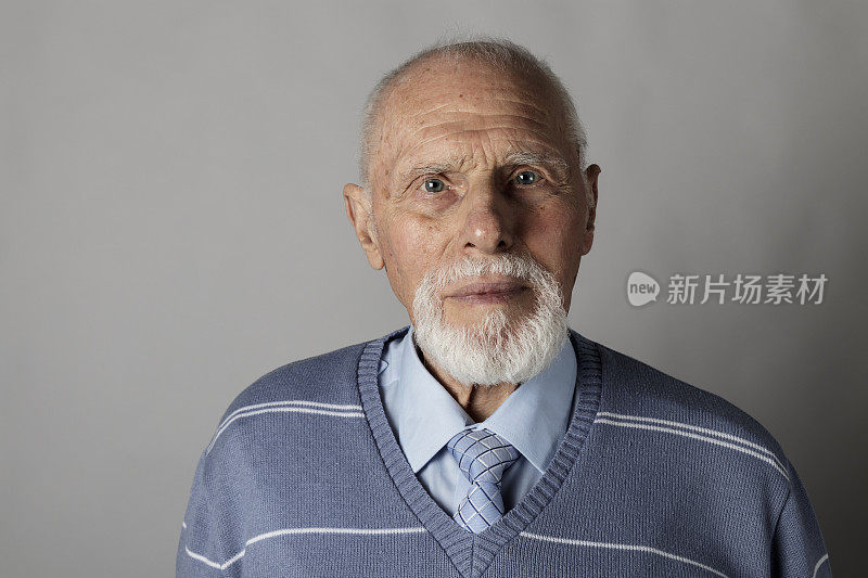 老人看着摄像机。一个满脸胡须的老人的肖像。高级的人。